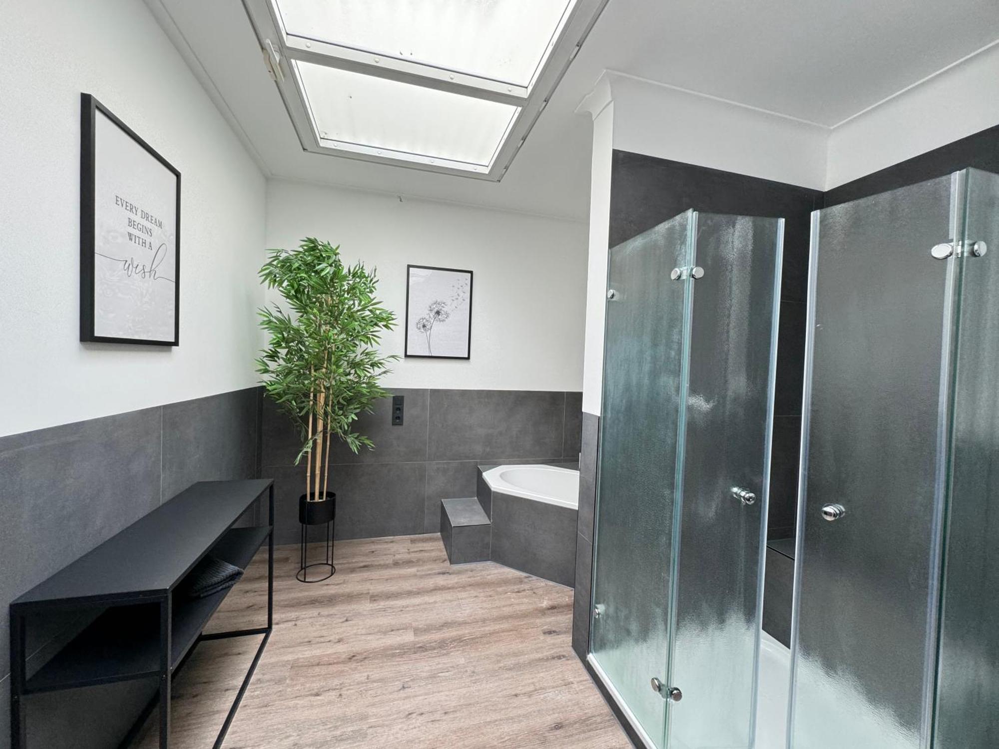 220 Qm Penthouse Wohnung Mit Fahrstuhl - Ohne Spa MHG Exteriör bild